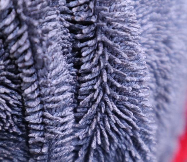 Compact twist-loop drying towel with thick twisted microfiber bundles