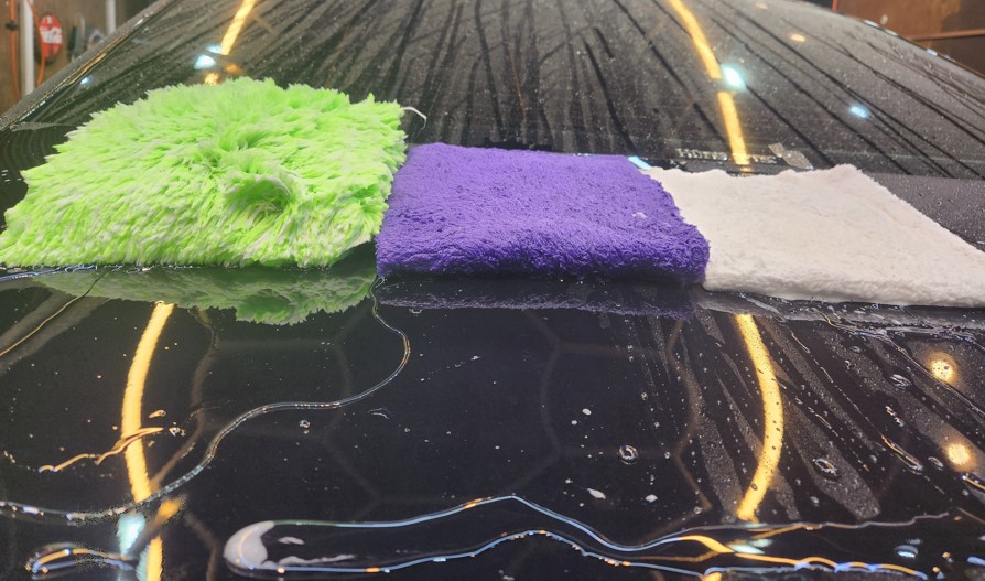 Microfiber towel vs wash mitt comparison for safe car washing