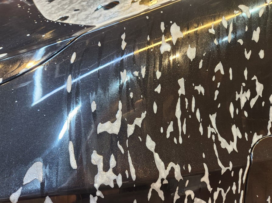 Alkaline pre-wash drying risk and contamination re-deposition on car paint