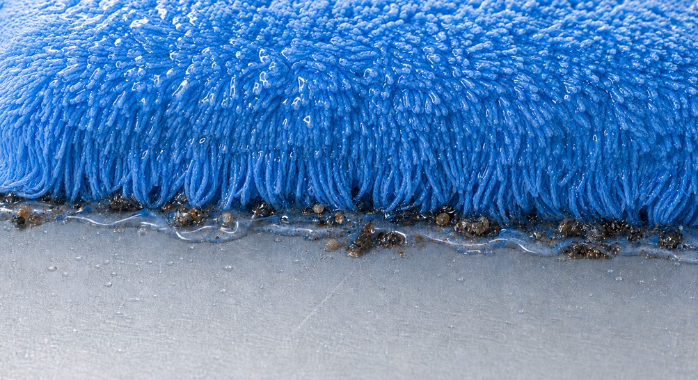 A wash pad holding shampoo solution and the risk of fine scratches from remaining contamination