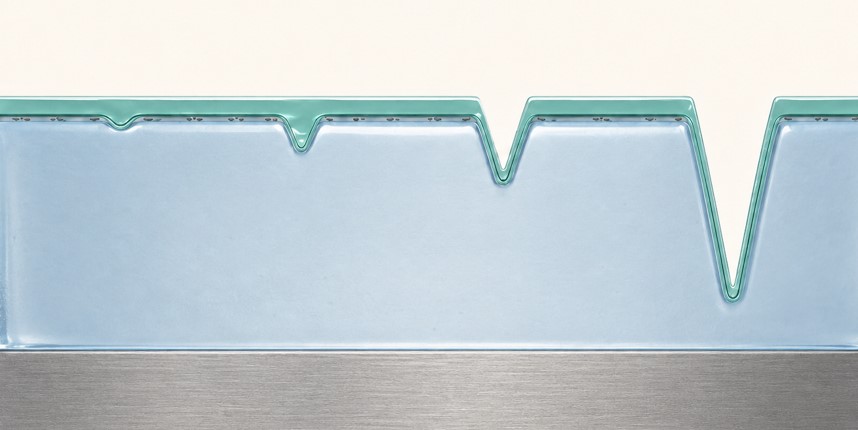얇은 글레이즈 막이 얕은 스크래치는 채우고 깊은 스크래치는 남기는 도장면 단면